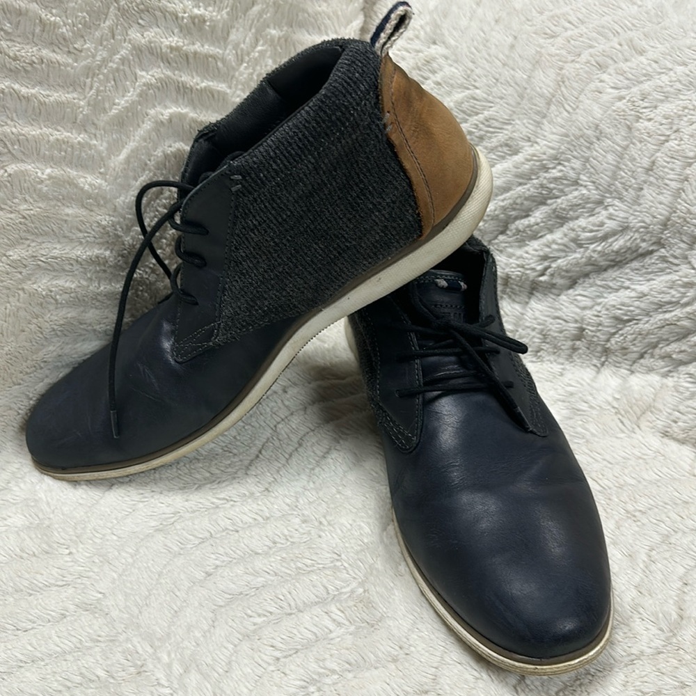 Men’s STEVE MADDEN  lace up ankle boot. Leather / textile upper. Size 9.5